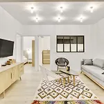 Central & Stylish Renovated Parisian Apt / 6-8 Guests