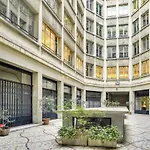 Central & Stylish Renovated Parisian Apt / 6-8 Guests